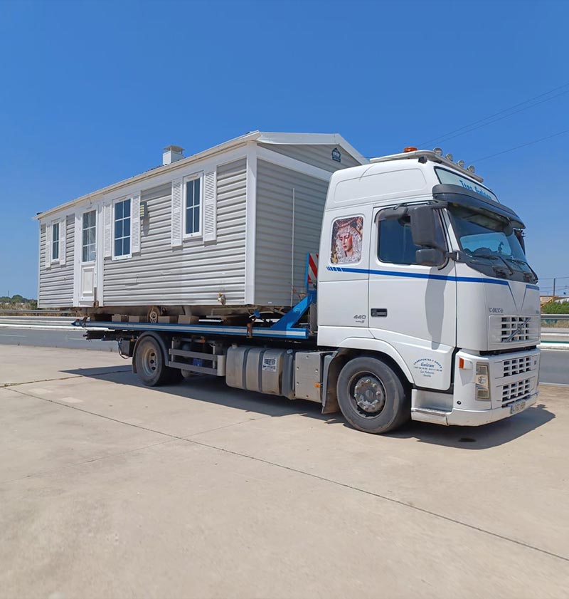 Transportes Galván casa móvil en grúa